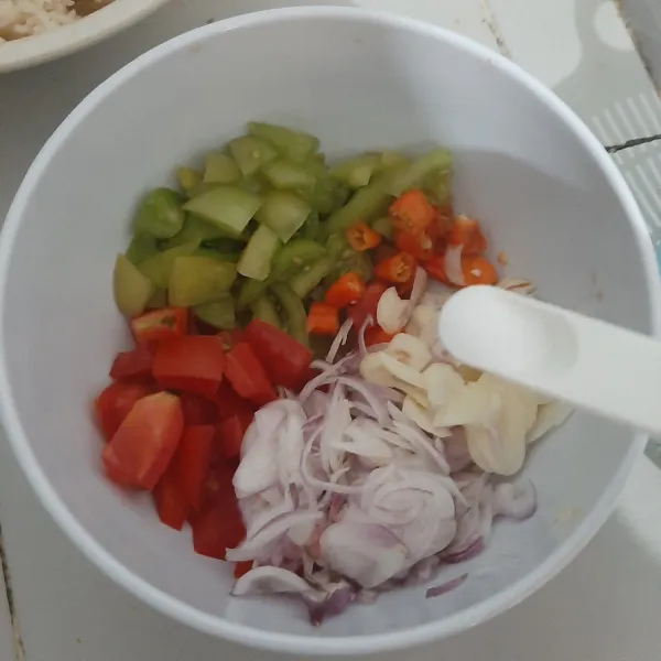 Potong dadu tomat dan potong kecil bawang merah, putih dan cabai. Lalu tambahkan garam.