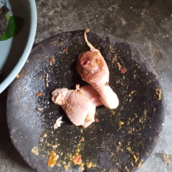Olesi ayam dengan bawang merah dan bawang putih yang sudah dihaluskan dan penyedap rasa. Goreng ayam sampai kecoklatan atau matang. Angkat.