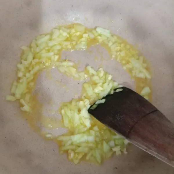 Tumis bawang dan bombai dengan mentega sampai harum