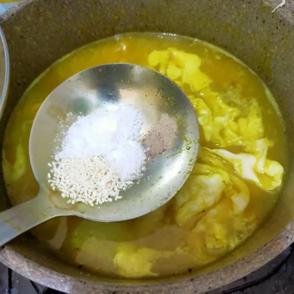 Tambahkan garam, gula, penyedap jamur dan merica secukupnya. Aduk rata, lalu cicip rasanya.