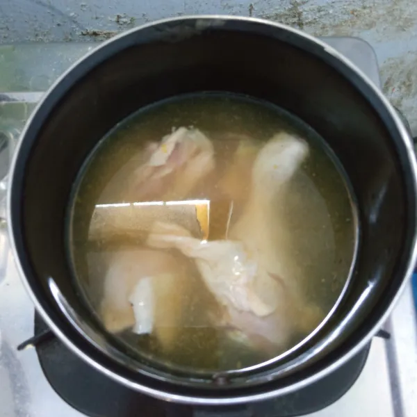 Siapkan panci. Masukkan ayam, bumbu ungkep dan air. Aduk rata. Masak sampai ayam matang dan kuah menyusut.