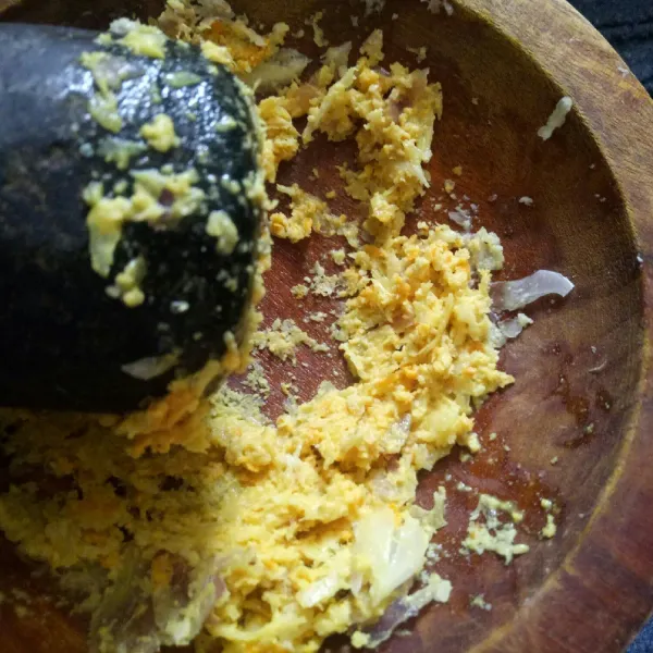 Haluskan bawang merah, bawang putih, kemiri, kunyit, jahe dan kencur.