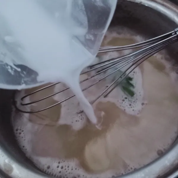 Masak santan, gula merah dan gula pasir serta daun pandan hingga mendidih dan gula hancur. Angkat dan saring. Panaskan lagi dan tambahkan larutan tepung beras.