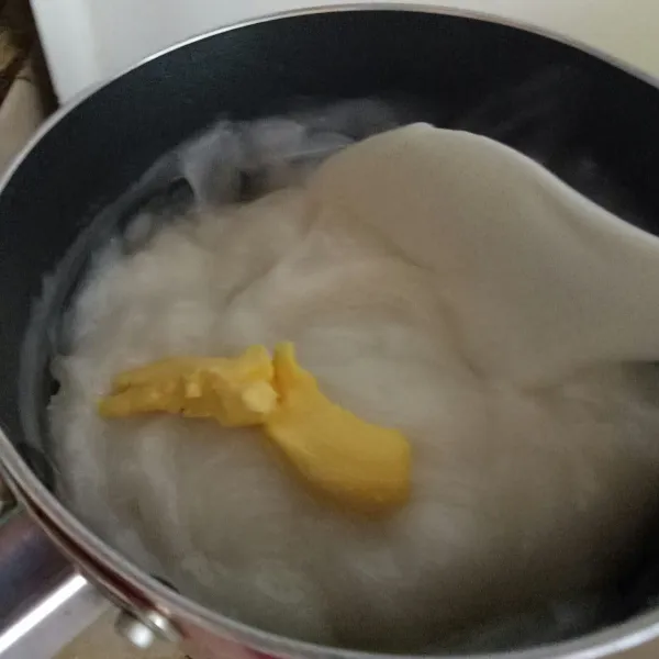 Masukkan mentega, aduk hingga rata.
