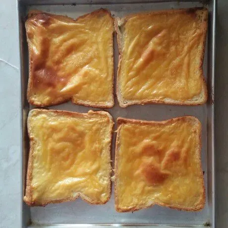 Panggang roti tawar dalam oven hingga bagian atas berkaramel.