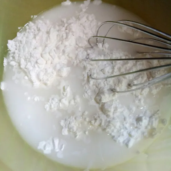 Campur tepung, air kelapa, kuning telur hingga rata.