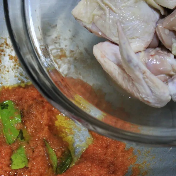 Setelah bumbu matang, masukkan ayam. Masak sampai ayam matang. Lalu tambahkan gula dan garam.