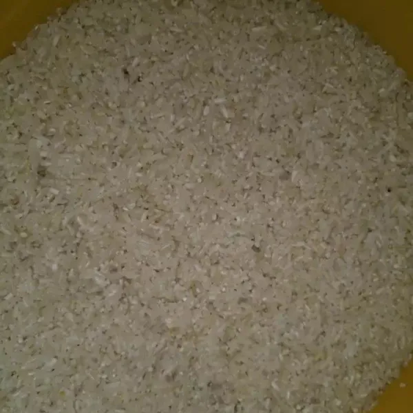 Cuci bersih beras putih.