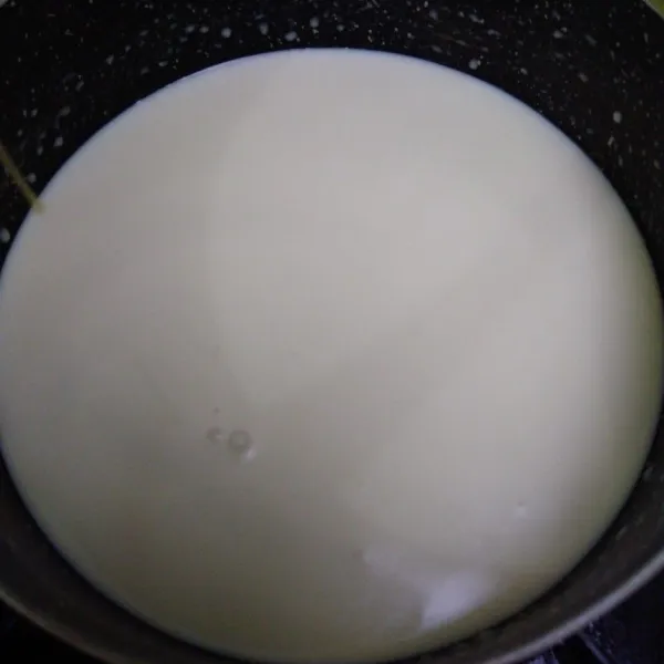 Dalam saus pan, masukkan susu,santan dan skm, masak hingga mendidih di pinggir panci (shimering) sambil sesekali di aduk.