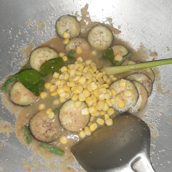 Tambahkan jagung. Aduk rata hingga jagung empuk.