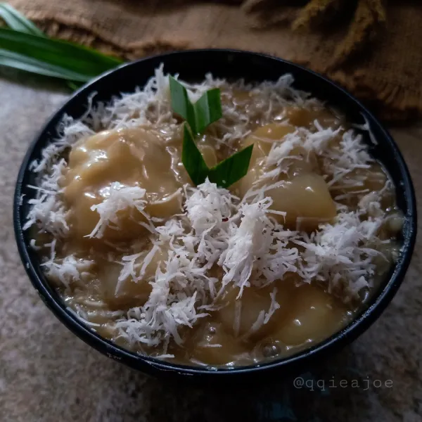 Masukkan bola-bola ke dalam kuah. Masak sambil diaduk sampai mendidih. Angkat dan sajikan dengan taburan kelapa parut di atasnya.