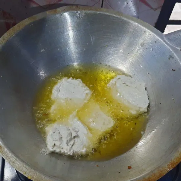 Goreng dalam minyak panas, gunakan sendok untuk membentuk adonan sesuai selera