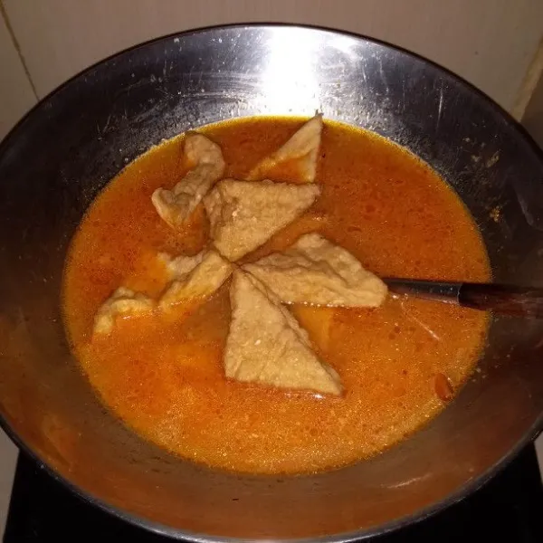 Masukan tahu. Masak hingga mendidih.