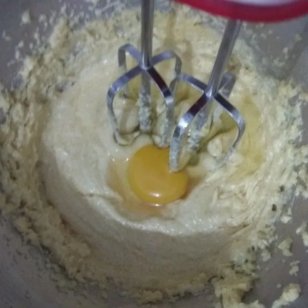 Mixer unsalted butter, yogurt, dan gula sampai putih dan mengembang. Tambahkan telur satu persatu, mixer sampai rata (beri jeda antara satu telur dengan yang lain). Masukkan kulit jeruk, mixer lagi sampai rata