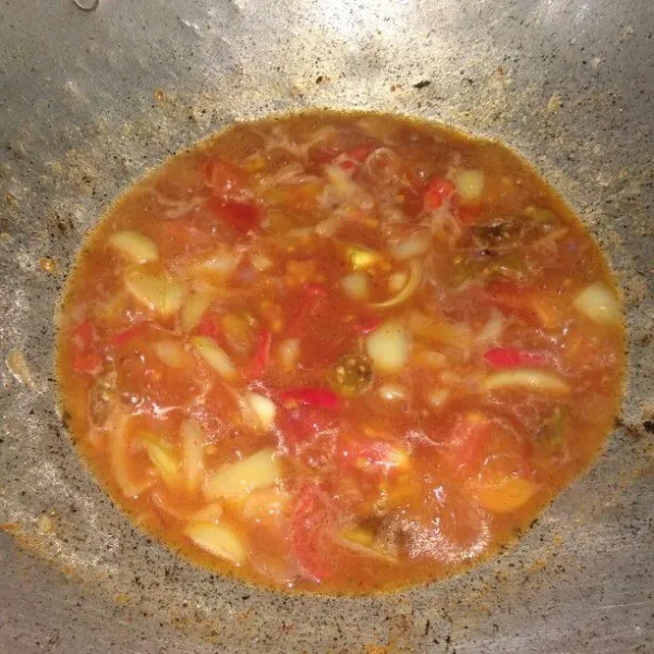 Masukkan air secukupnya, beri saus tomat, kecap kaldu bubuk, garam, dan gula.