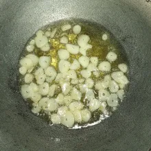 Panaskan minyak kelapa/ minyak sayur dengan api kecil. Goreng bawang putih sampai garing, tiriskan.