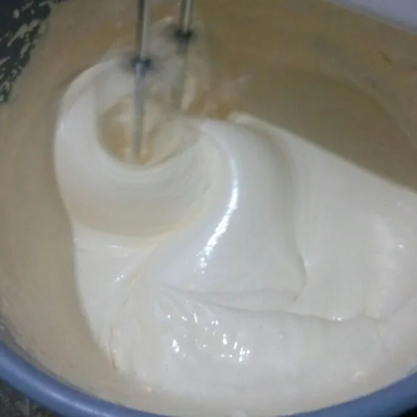 Mixer dengan kecepatan paling tinggi sampai mengembang putih dan berjejak selama 10 menit