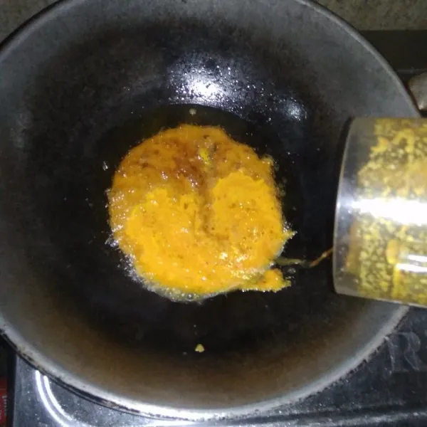 Haluskan bumbu halus lalu panaskan minyak sedikit. Tumis bumbu halus sampai wangi tambahkan serai.