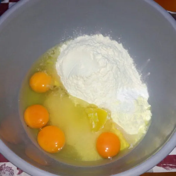 Campur telur, gula, terigu, susu bubuk, vanili, garam, baking powder, dan sp dalam wadah