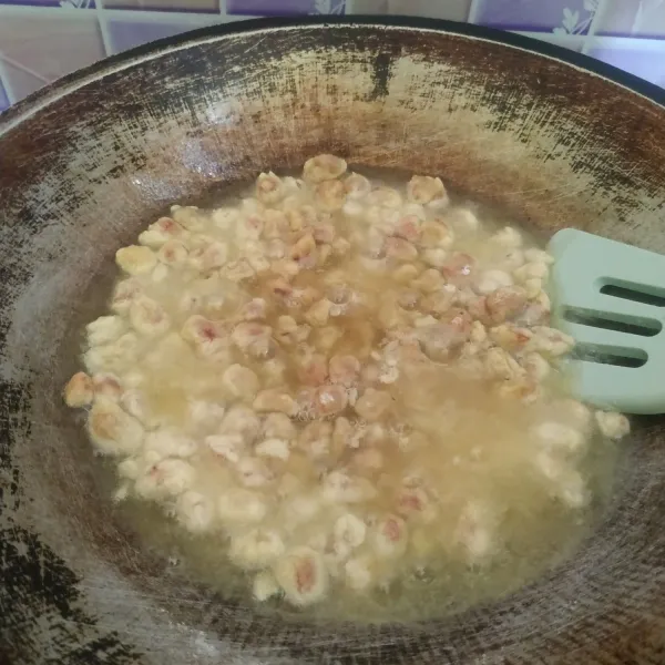 Panaskan minyak goreng. Goreng kacang dengan api sedang cenderung kecil sampai berwarna kuning kecoklatan.