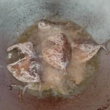 Setelah itu masukkan ikan dalam minyak panas kemudian taburi ikan dengan garam, merica, ketumbar, kunyit, goreng sampai garing.