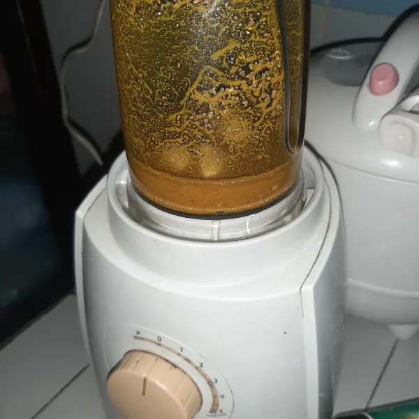 Siapkan bumbu rebusan (kunyit, ketumbar, garam dan bawang putih). Blender dengan air sedikit agar rata.