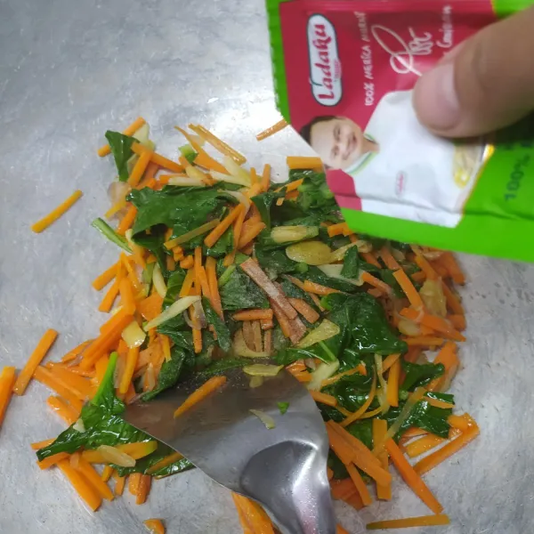 Masukkan wortel, masak sampai layu. Masukkan daun sawi dan tambahkan merica bubuk. Aduk sampai tercampur rata.