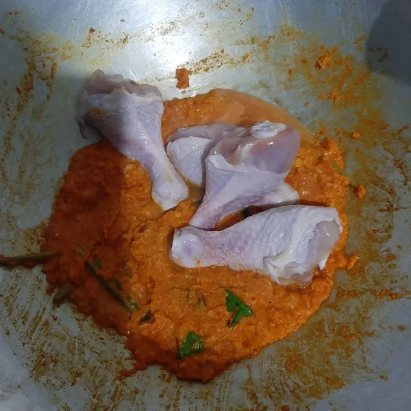 Masukkan ayam dan masak hingga ayam mulai berubah warna.