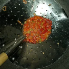 Goreng cabe rawit sebentar saja asal kena minyak, tiriskan.