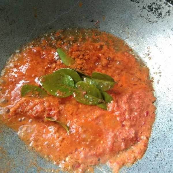 Tumis bumbu halus beserta daun jeruk hingga harum.