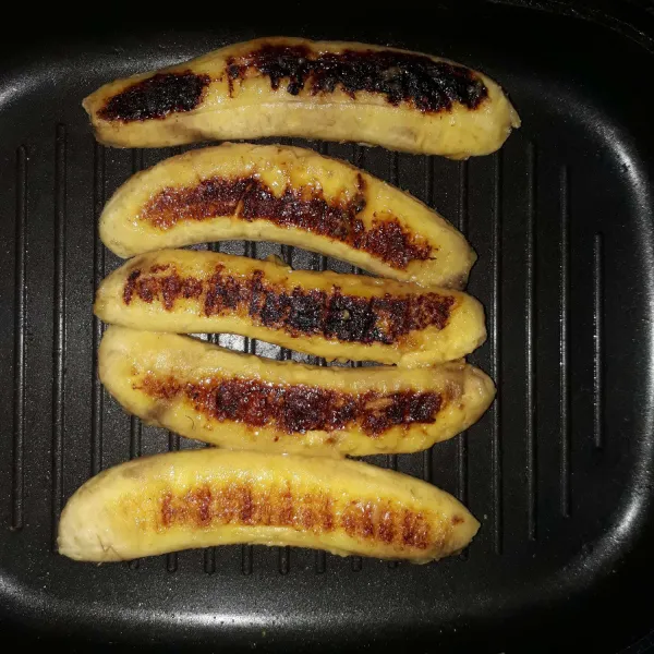 Panggang pisang menggunakan teflon grill dengan api sedang sampai kedua sisi berwarna kecoklatan. Angkat.