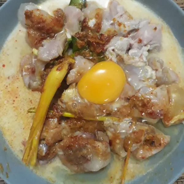 Tambahkan telur ayam. Aduk kembali dan diamkan 10 menit.