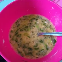 Sambil menunggu mie instan lunak dan iris bawang daun Kemudian campurkan dengan telur, bumbu mie instan dan sisa bumbu lainnya. Kocok merata.