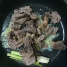 Masukkan daging sapi rebus.