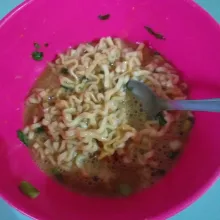 Setelah itu, campurkan mie ke dalam kocokan telur. Aduk rata lagi.
