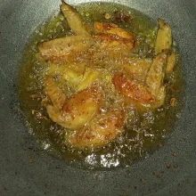 Di minyak bekas menggoreng bawang, goreng ayam sampaj kecoklatan. Angkat dan tiriskan.