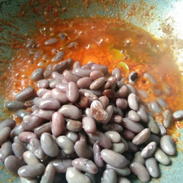 Masukan kacang merah rebus, aduk rata.