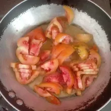 Kemudian potong-potong tomat setelah itu goreng sampai lunak.