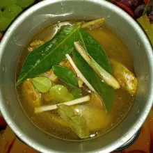 Masukkan ayam dalam panci bersama sisa bumbu ungkepnya. Masukkan bumbu ungkep utuhnya juga. Tuang air dan rebus sampai airnya habis. Sisihkan.