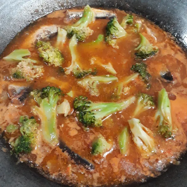 Setelah mendidih masukkan brokolinya, tambahkan kaldu jamur.