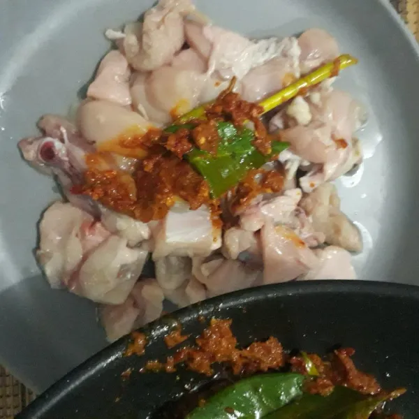 Dalam wadah masukkan potongan ayam dan bumbu tumis.