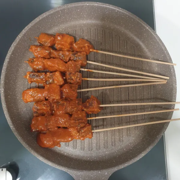 Panaskan grill pan. Bakar Sate sampai matang dan olesi sisa bumbu.