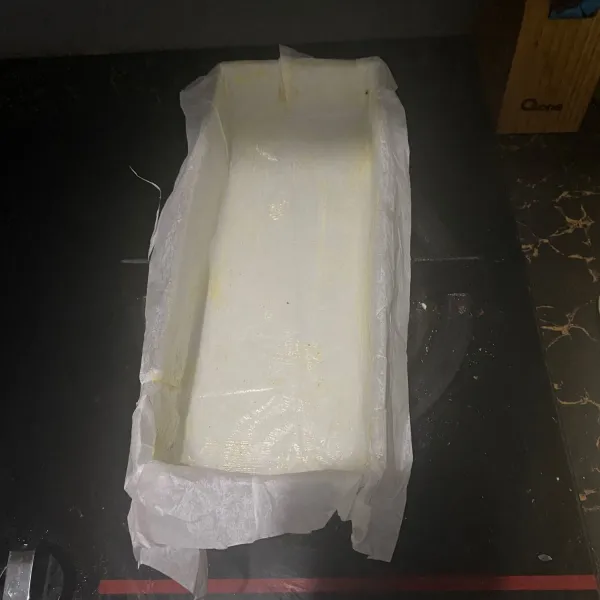 Siapkan loyang ukuran 23x10. Lalu beri kertas roti dan olesi dengan mentega dan tepung. Masukkan adonan ke loyang lalu diamkan selama 1 jam.