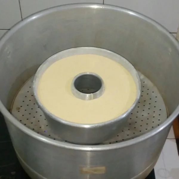 Kukus selama 30 menit dengan api sedang (sebelumnya dandang dipanaskan dahulu dan tutup dibungkus serbet)
