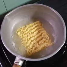 Rebus mie instan hingga lunak, buang airnya dan tiriskan.