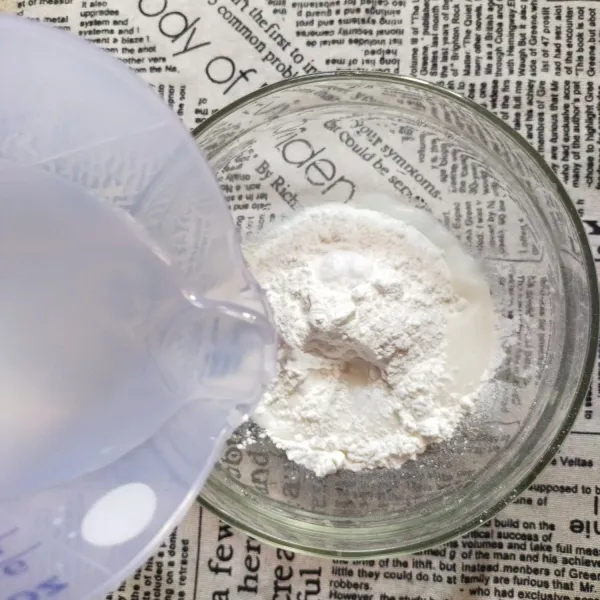 Buat bola ketan :: dalam wadah, campur tepung ketan, tepung beras dan garam. Tuang air sedikit demi sedikit.