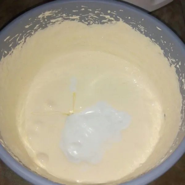 Masukan santan dan susu, mixer dengan kecepatan paling rendah sebentar saja