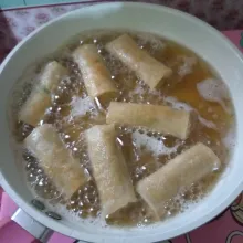 Panaskan minyak, kemudian goreng lumpia hingga kuning kecoklatan.
