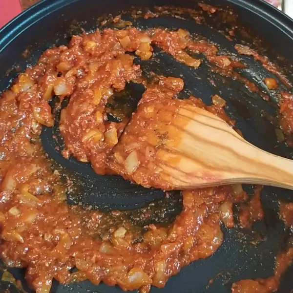 Kemudian masukkan saus tomat, gula, garam, oregano dan hasil. Masak hingga matang. Sisihkan dulu.