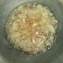 Goreng bawang putih sampai garing, tiriskan.